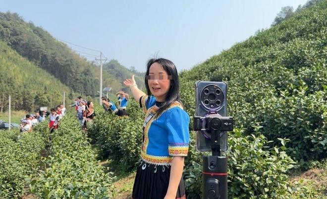 大一女生穿“洛丽塔”报到，本以为能惊艳全场，没想到连行李都没人愿意帮忙搬