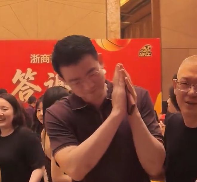 妈呀!上去就是一拳!暴揍老队友!叫你小号吐槽我!
