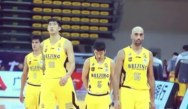 张镇麟缺席!男篮锋线仍是竞争最惨烈一环 王俊杰领衔“异军突起”