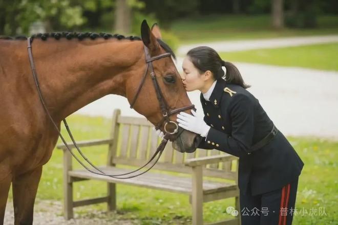 随队记者：维尼修斯终场后直接回更衣室，他的处境很糟糕