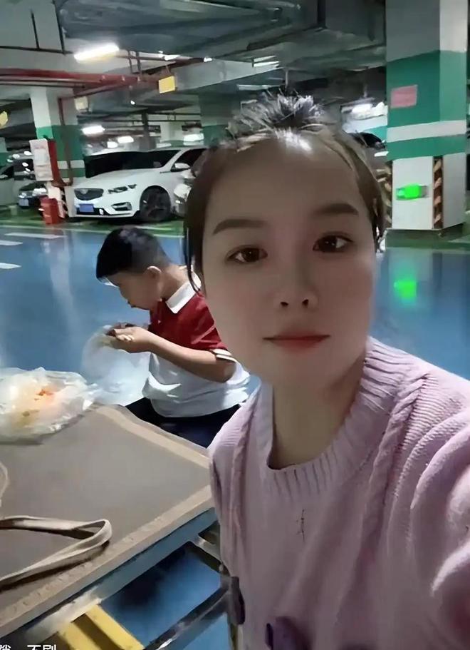 过气艺人多心酸?40度高温景点拉车,交不起电费一家6口脱衣降温