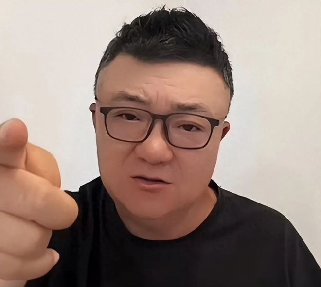 卧擦！冠军中锋联手东契奇+里夫斯，湖人这内线要飞了......