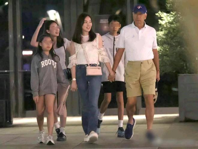 她是杨议现任女友，与杨议婚外情17年有个儿子，曾与正妻同住一屋