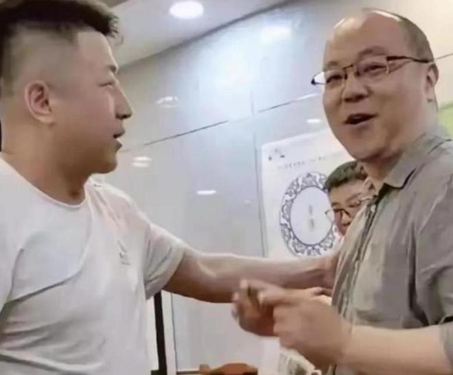 郑智：雷森德已经去医院了，希望他别遭受重伤