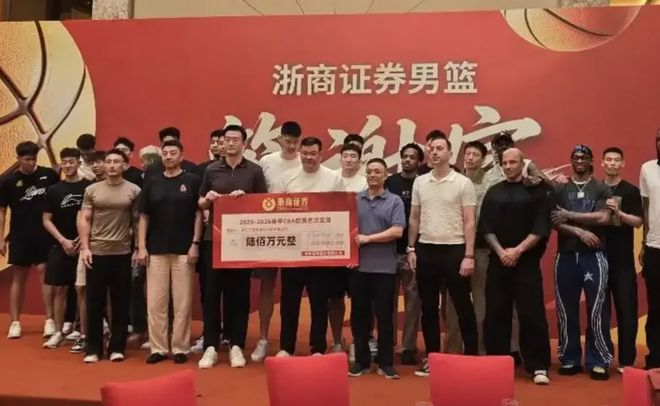 妈呀!上去就是一拳!暴揍老队友!叫你小号吐槽我!
