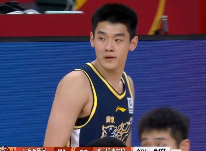 被巴黎街拍惊艳了！满街都是“长裙和长裤”打扮，却个个时髦高级