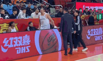 前线丨世界杯淘汰赛开战，看看“中登球员”的狼狈、不甘、挣扎、潇洒、从容