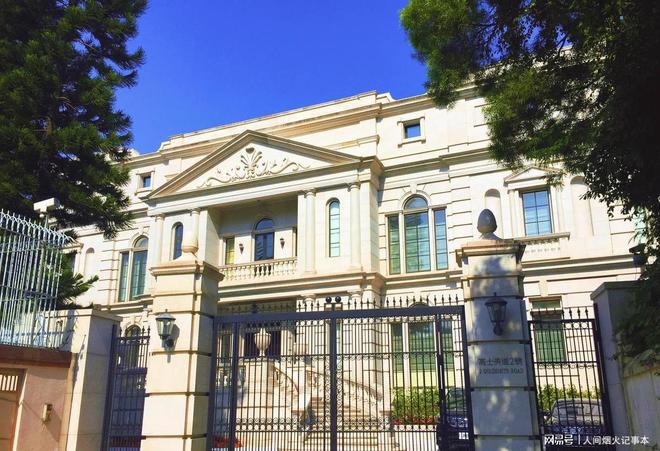 47岁杭州女医生“炸翻”朋友圈：高血脂练回正常，马甲线清晰可见！她只在客厅做了一件事