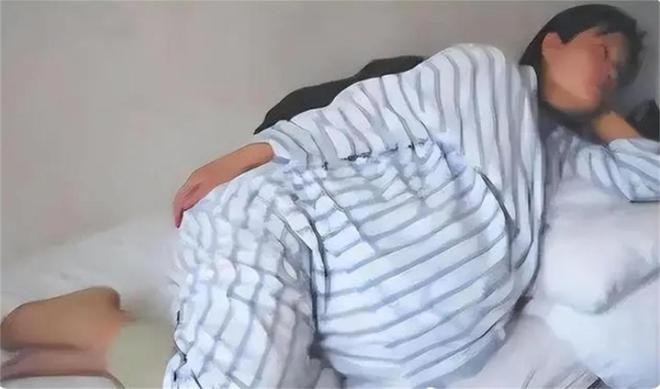 刘某某主动与男性发生性关系,事后以“自杀、举报被强奸、到单位或子女学校闹事”等勒索近20万元,当地通报