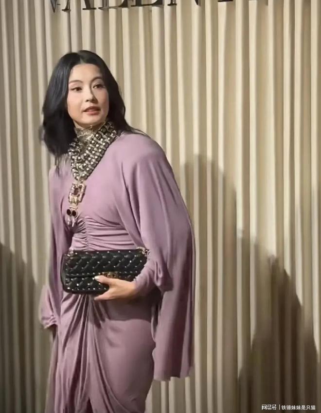 尤文23岁前锋滑倒3次被换下！当众向教练发火 怒砸座椅后直接离场