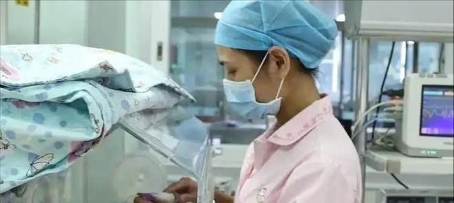 怀特女友蕾丝透视装约会引围观，球迷直呼“天生一对”