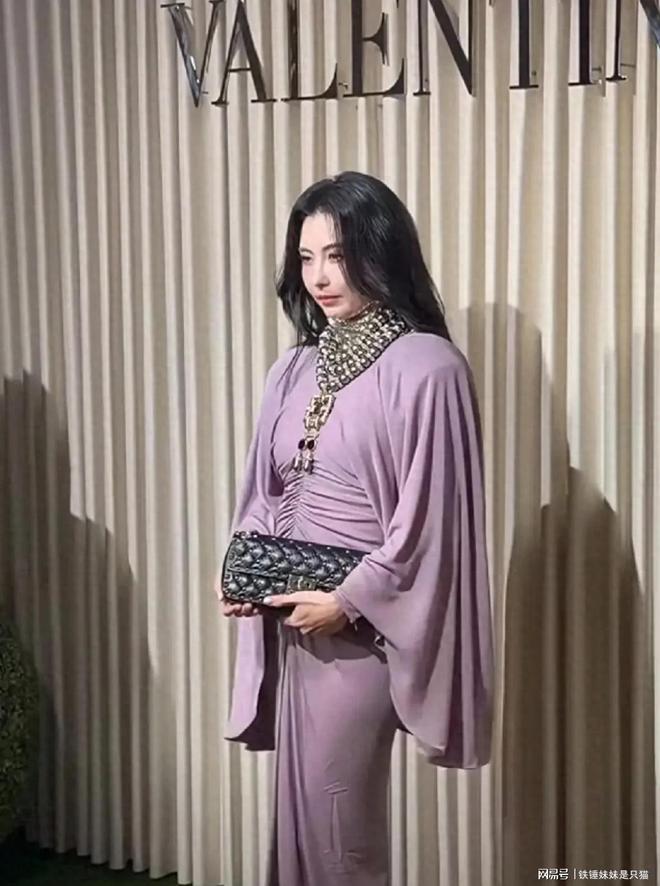 尤文23岁前锋滑倒3次被换下！当众向教练发火 怒砸座椅后直接离场