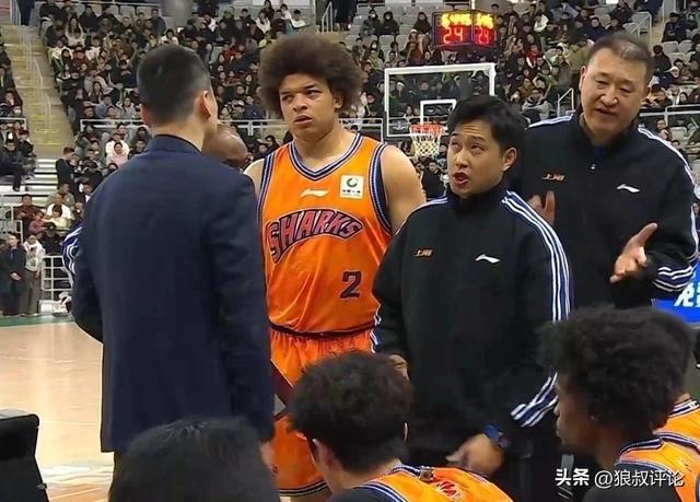 怀特女友蕾丝透视装约会引围观,球迷直呼“天生一对”