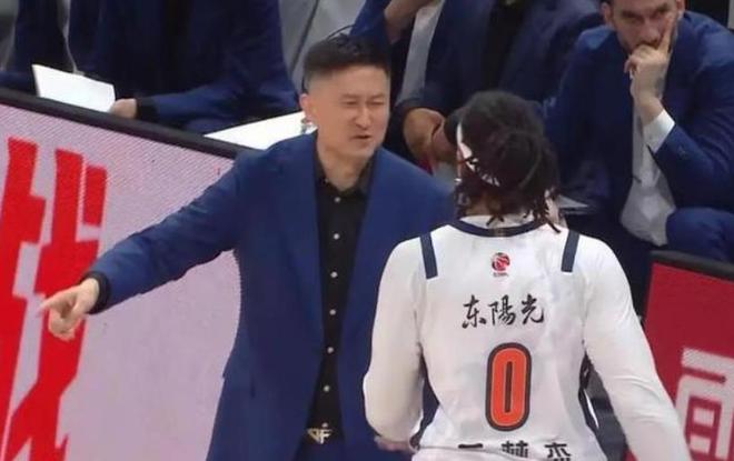 正式官宣!北京男篮举行重要会议,李楠表态发言,范子铭成为焦点